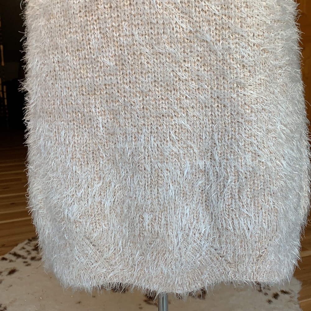 Women’s soft pink shag fur vest with hood. - Picture 8 of 9